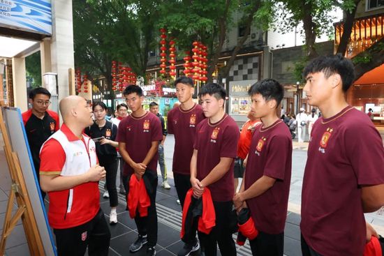 职场、情场都失意的音乐人穆随心（袁文康 饰）驱车前往云南，偶遇单亲妈妈彭彭（王西 饰），二人感情逐渐升温，发现了彼此身上的亮光，也触摸到了内心最深处的秘密伤口，彭彭内心深处无法走出的有关孙雨桐（邓超 饰）的心结也因此慢慢解开